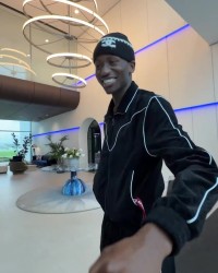 九游唯一入口-情绪价值拉满！非洲杯冠军萨尔回热刺 里沙利松拿他的奖牌亲一口